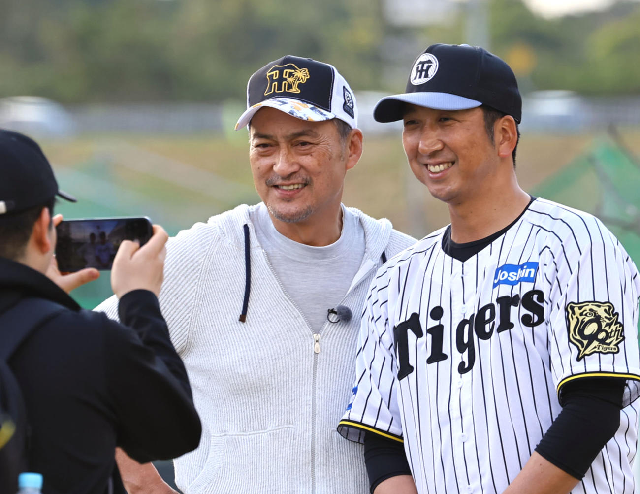 16日、記念写真に納まる渡辺謙（左）と藤川監督