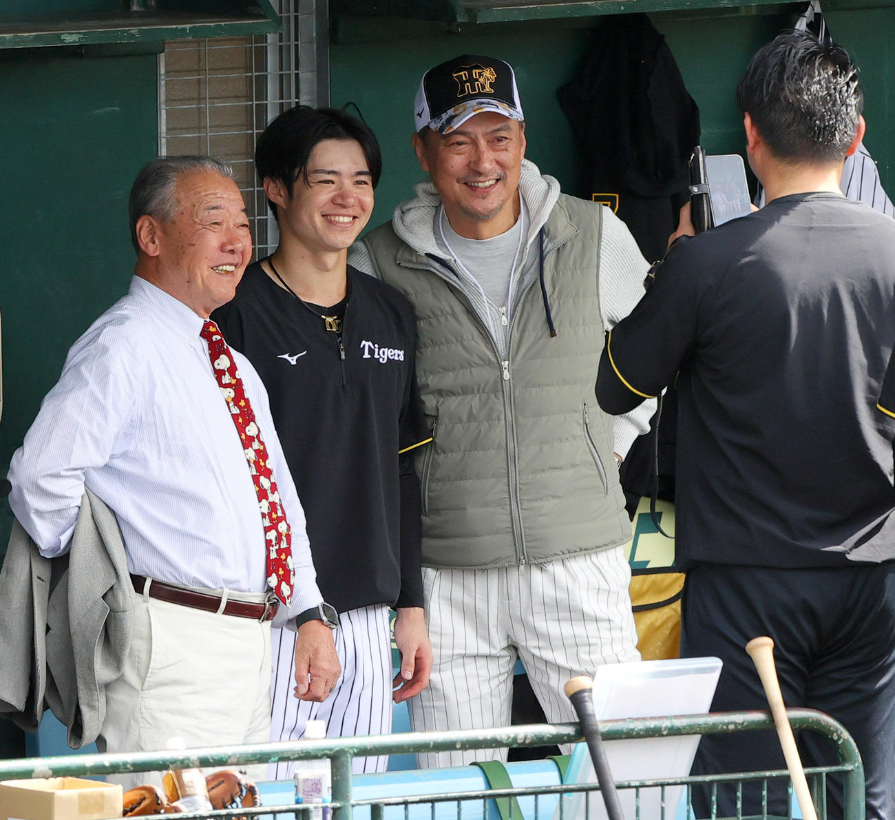 16日、記念撮影する左から、福本豊氏、阪神中野、渡辺謙