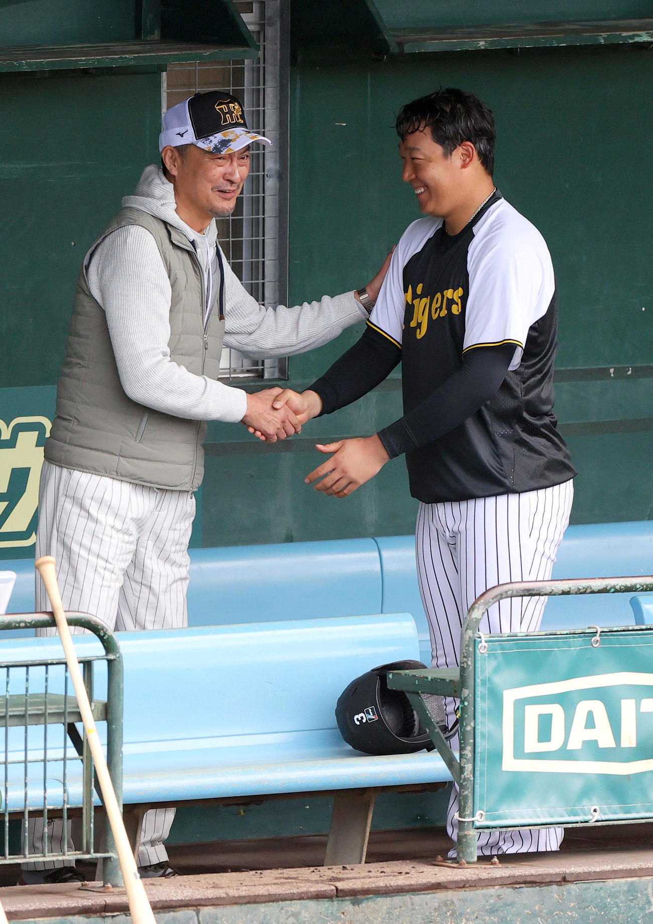 16日、大山悠輔を激励する渡辺謙