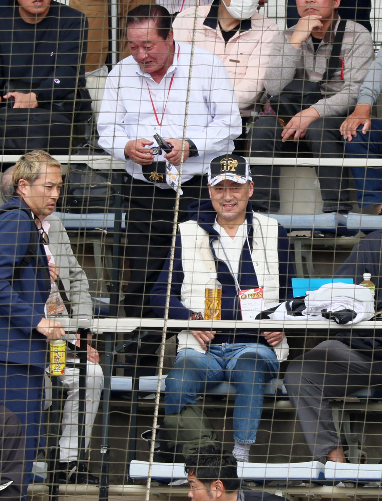 16日、練習試合阪神対楽天を観戦する渡辺謙
