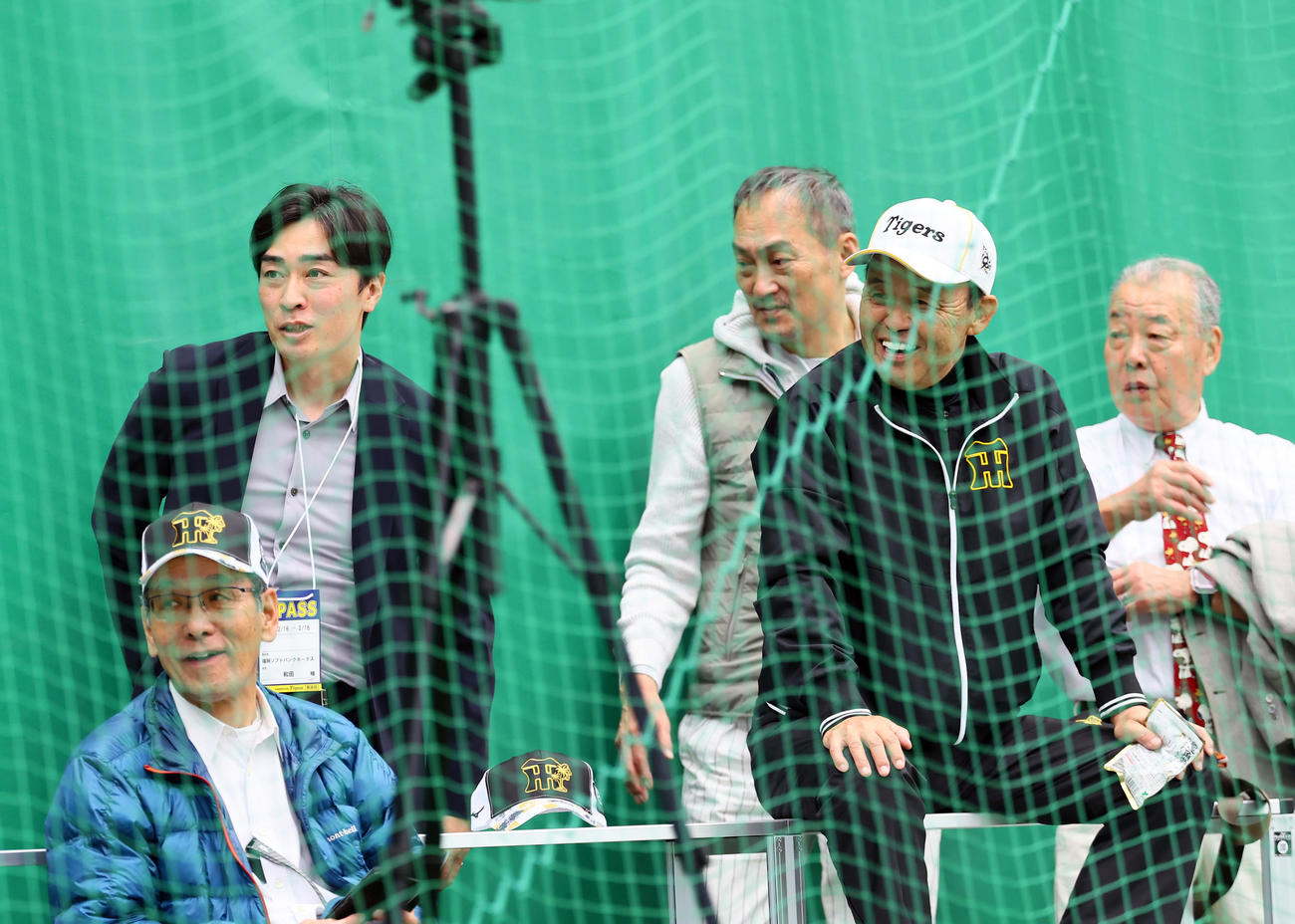 16日、ブルペンを訪れた渡辺謙
