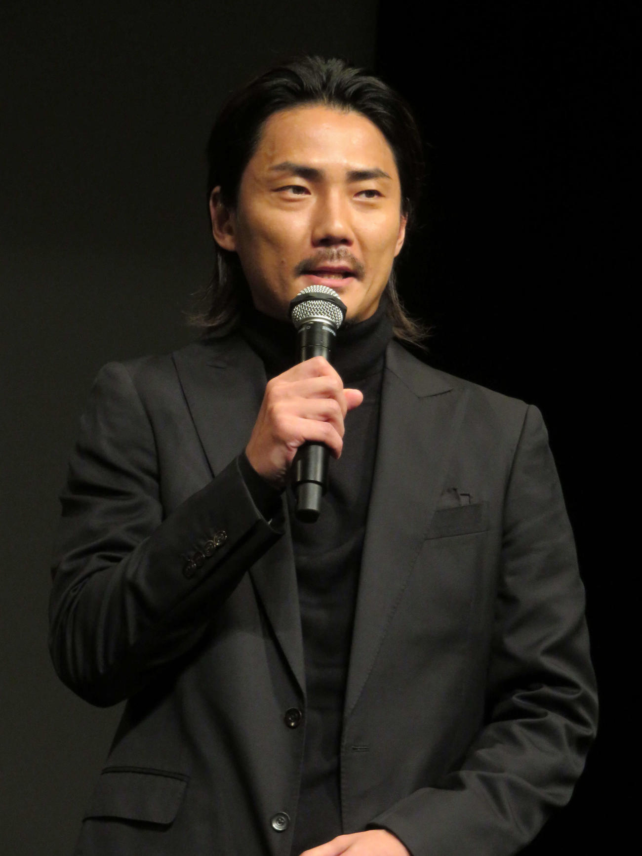 映画「悪い夏」の完成披露上映会に登壇した毎熊克哉