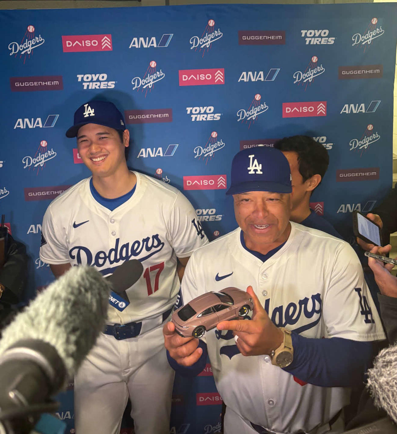 24年5月、大谷の会見にポルシェのおもちゃを手に登場したロバーツ監督