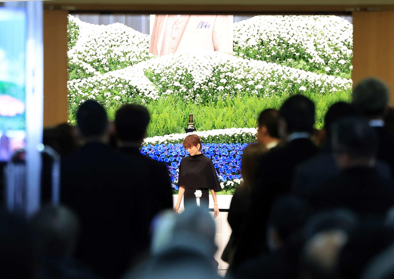 「西田敏行お別れの会」で弔辞を読み引き揚げる米倉涼子（撮影・浅見桂子）