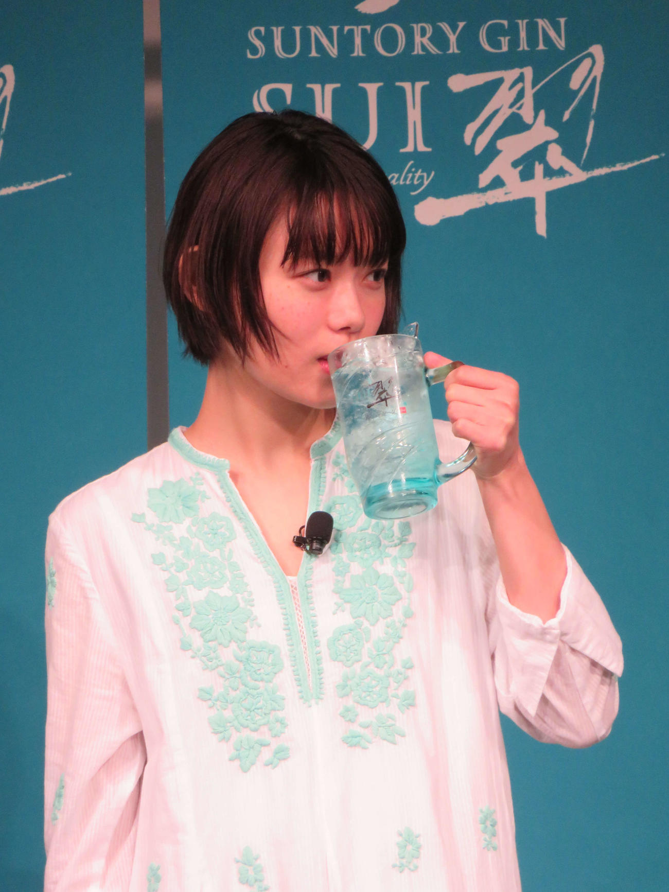 サントリージン「翠（SUI）」新メッセンジャー・新CM発表会で実飲する杉咲花（撮影・村上幸将）