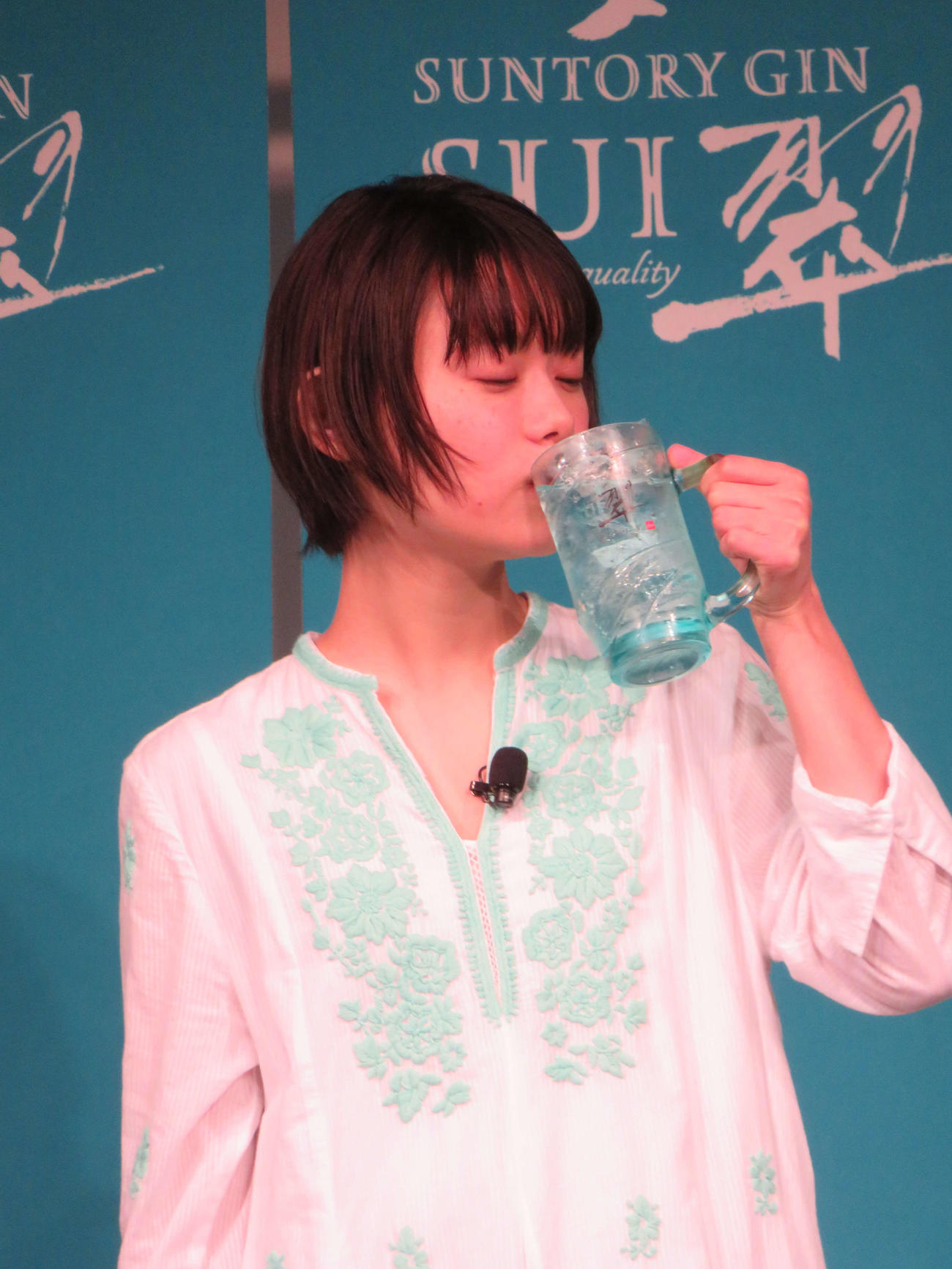 サントリージン「翠（SUI）」新メッセンジャー・新CM発表会で実飲する杉咲花（撮影・村上幸将）