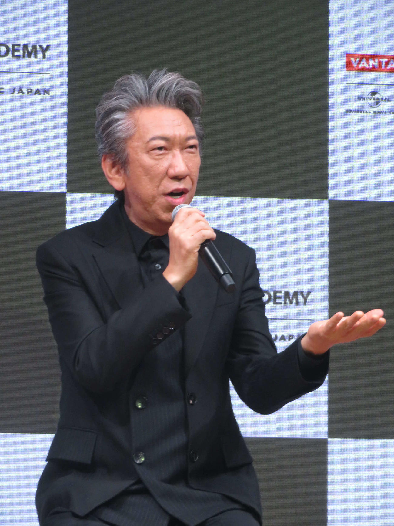 特別顧問として特別授業を行う布袋寅泰