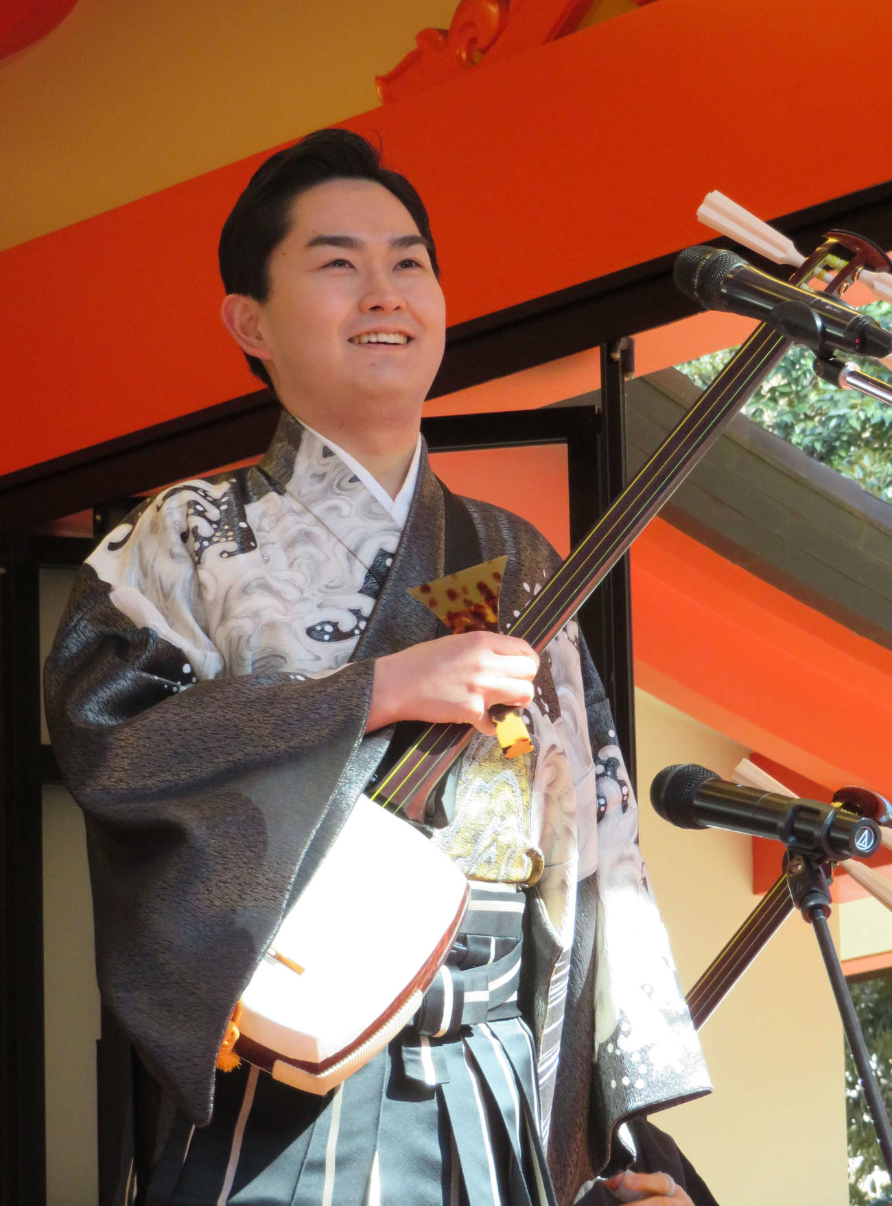新曲「津軽三味線物語」のヒット祈願と歌唱奉納を行った彩青