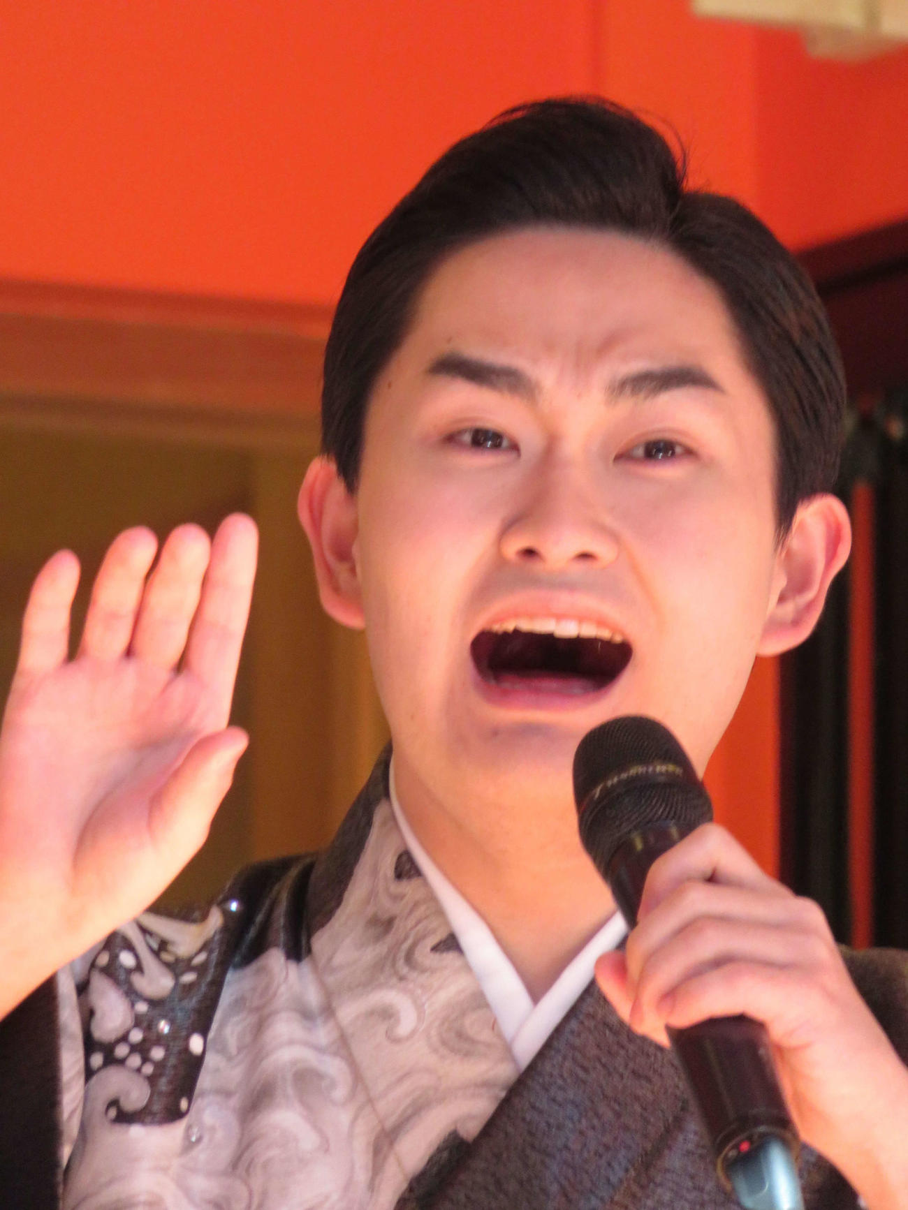 新曲「津軽三味線物語」のヒット祈願と歌唱奉納を行った彩青