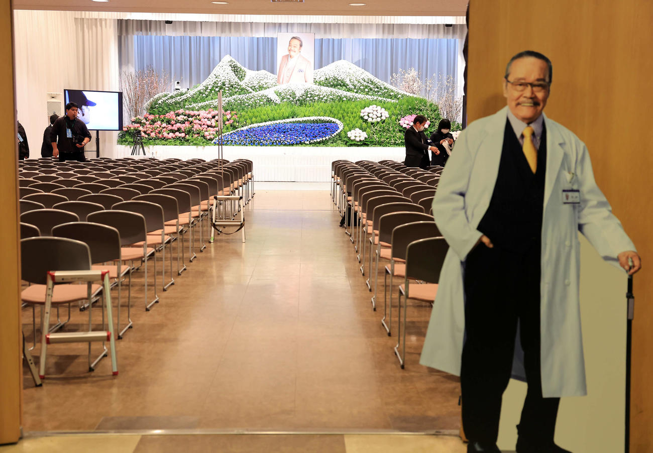 「西田敏行さんお別れの会」ではDoctor－X蛭間院長姿のパネルが迎えた（撮影・浅見桂子）
