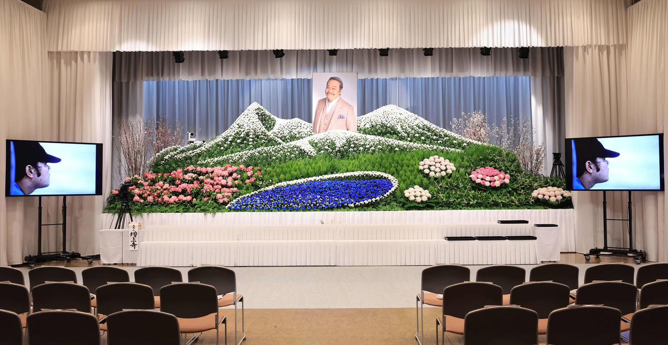 「西田敏行さんお別れの会」で、地元福島県の磐梯山や猪苗代湖をモチーフにした祭壇（撮影・浅見桂子）