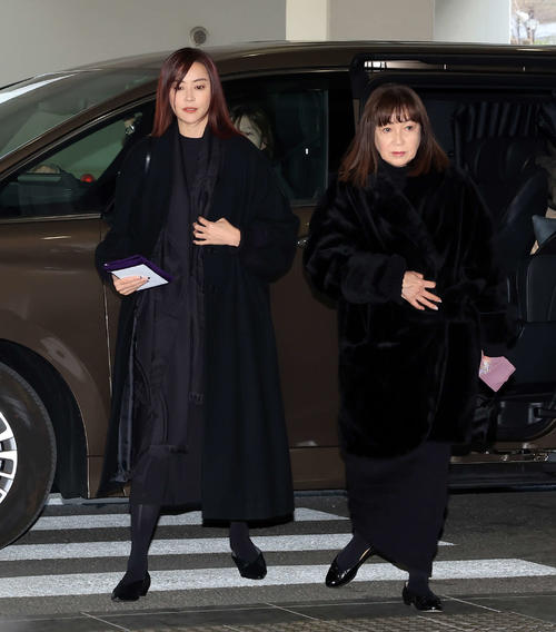「西田敏行お別れの会」に出席した観月ありさ（左）と藤真利子（撮影・浅見桂子）