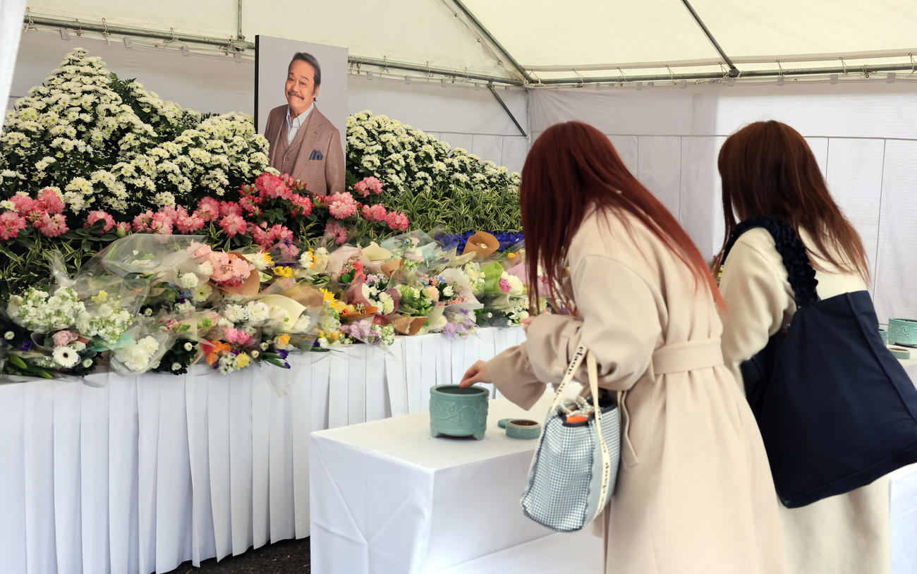 「西田敏行お別れの会」の会場には一般のファンの献花台も置かれた（撮影・浅見桂子）