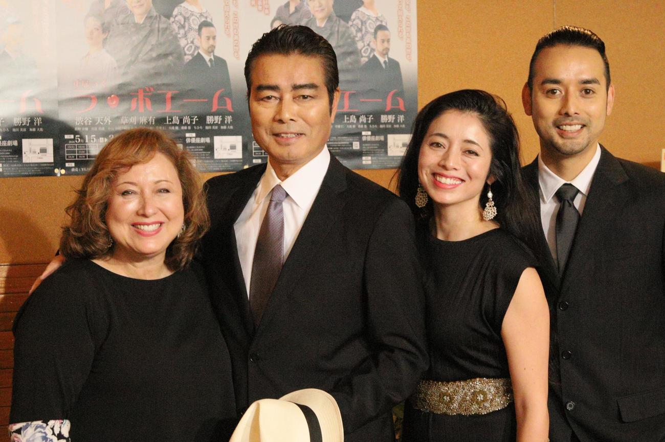 左からキャシー中島、勝野洋、勝野雅奈恵、勝野洋輔（2018年撮影）