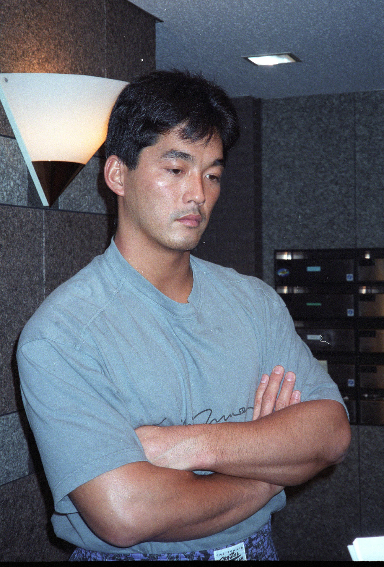 1996年11月、都内の自宅前で、現役引退を表明した巨人の長嶋一茂