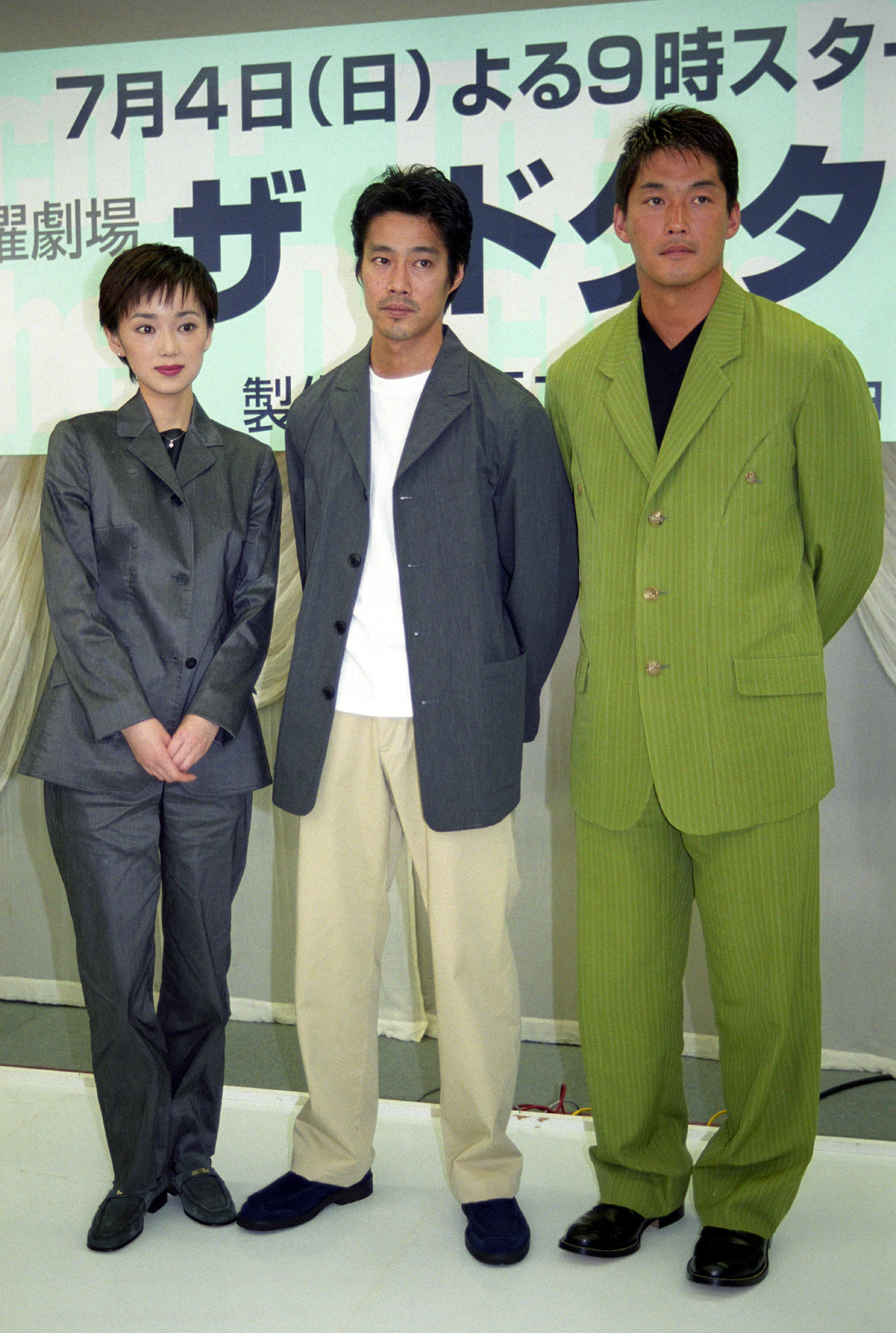 1999年、TBSドラマ「ザ・ドクター」の制作発表会見に出席した左から葉月里緒奈、堤真一、長嶋一茂
