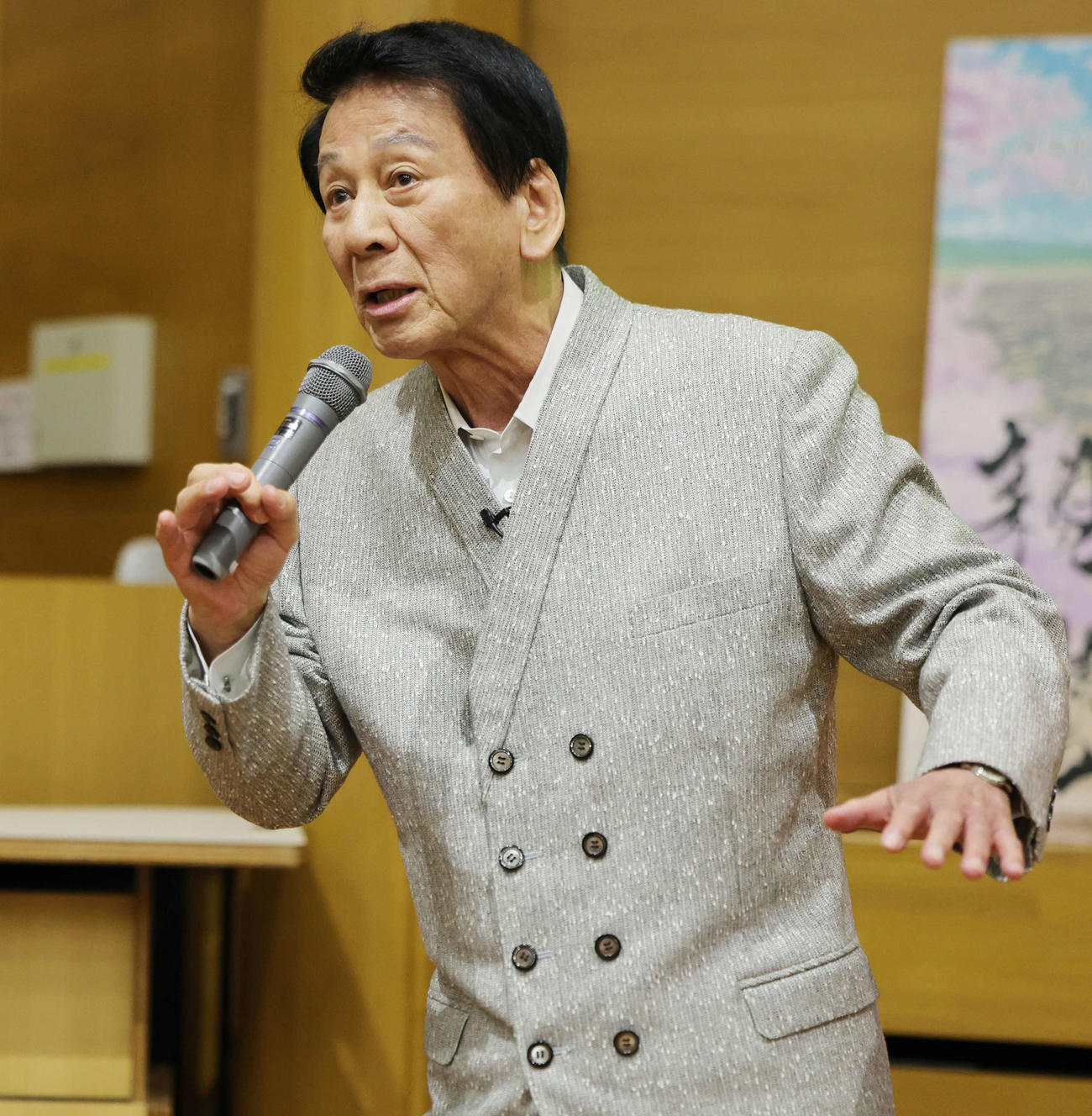 郁文館中、高の生徒を前に講演を行う杉良太郎（撮影・野上伸悟）