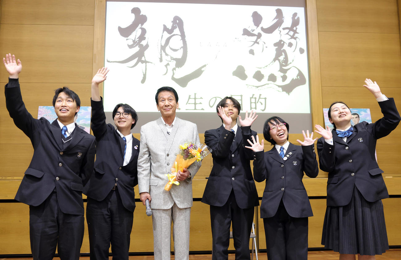 郁文館中、高の生徒に講演を行った杉良太郎（左から3人目）は、花束をもらい記念撮影（撮影・野上伸悟）