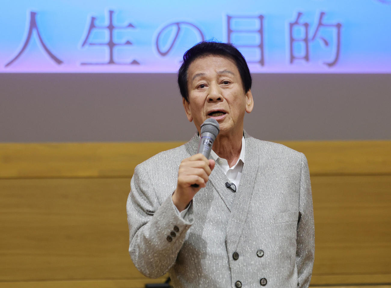 郁文館中、高の生徒を前に講演を行う杉良太郎（撮影・野上伸悟）