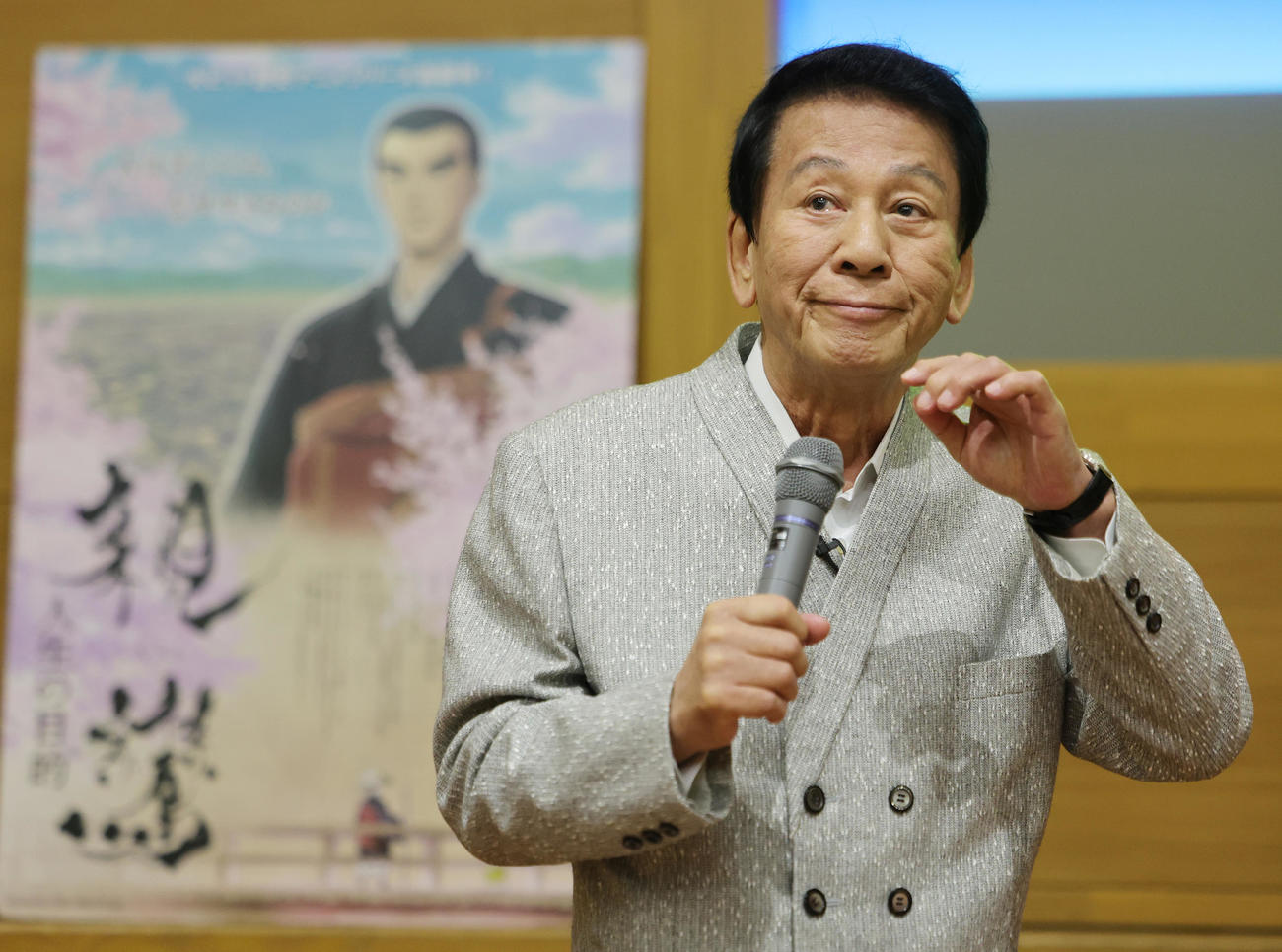 郁文館中、高の生徒を前に講演を行う杉良太郎（撮影・野上伸悟）
