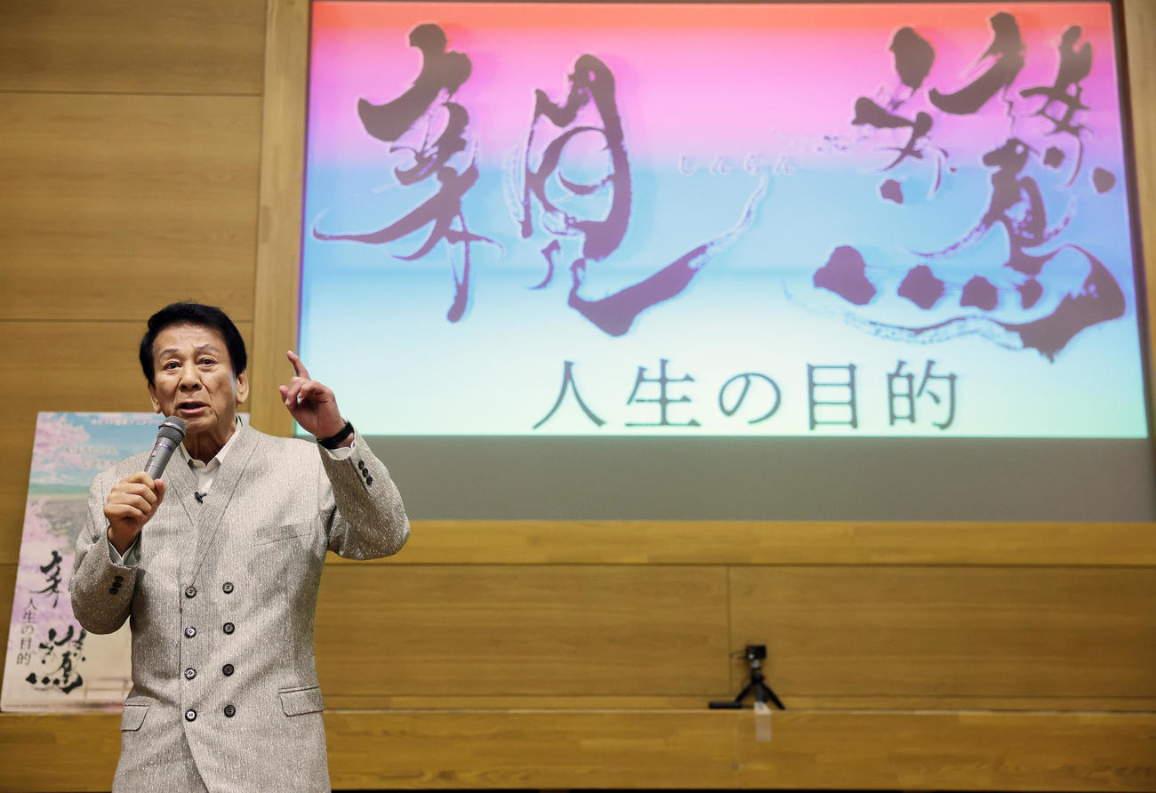 郁文館中、高の生徒を前に講演を行う杉良太郎（撮影・野上伸悟）
