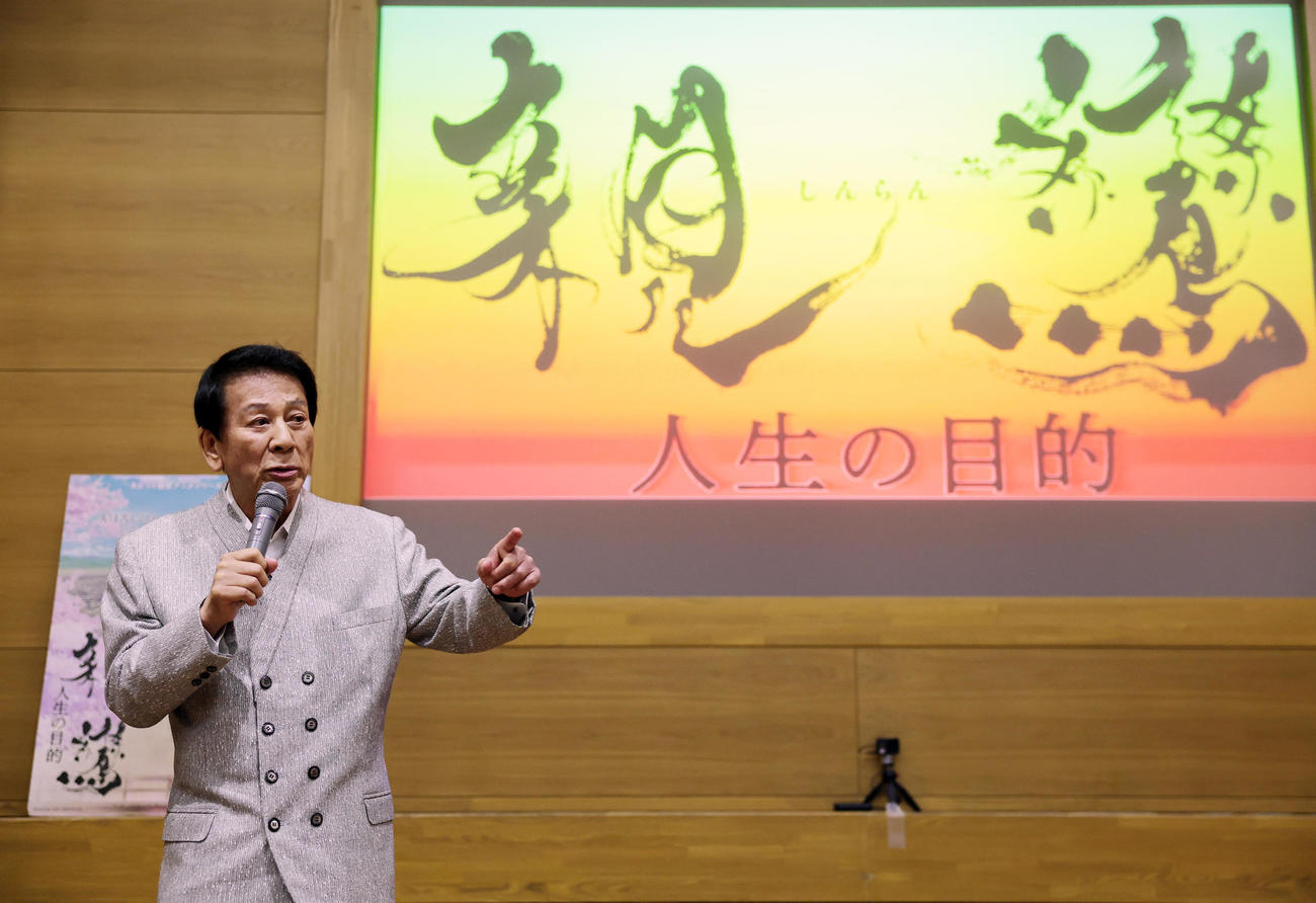 郁文館中、高の生徒を前に講演を行う杉良太郎（撮影・野上伸悟）
