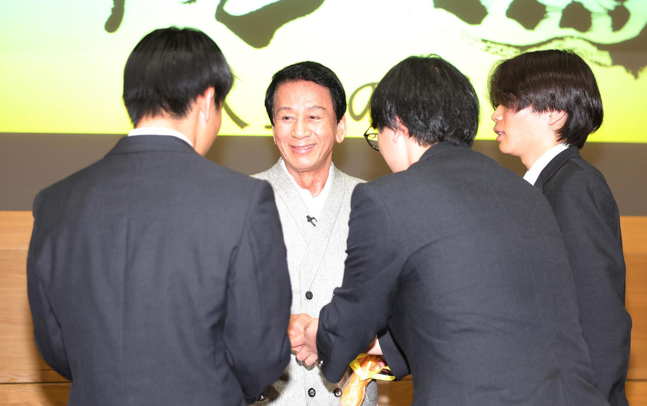 郁文館中、高の生徒に講演を行った杉良太郎は、生徒たちと笑顔で握手（撮影・野上伸悟）