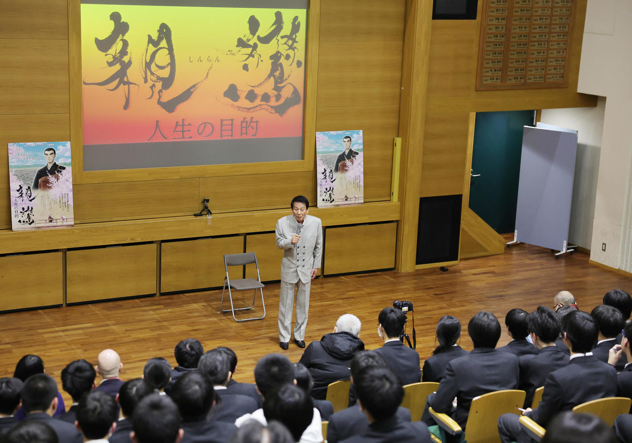 郁文館中、高の生徒を前に講演を行う杉良太郎（撮影・野上伸悟）