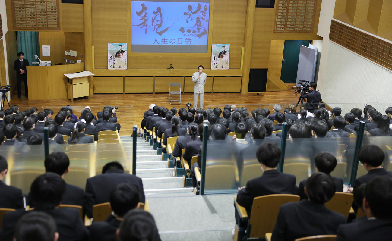 郁文館中、高の生徒を前に講演を行う杉良太郎（撮影・野上伸悟）