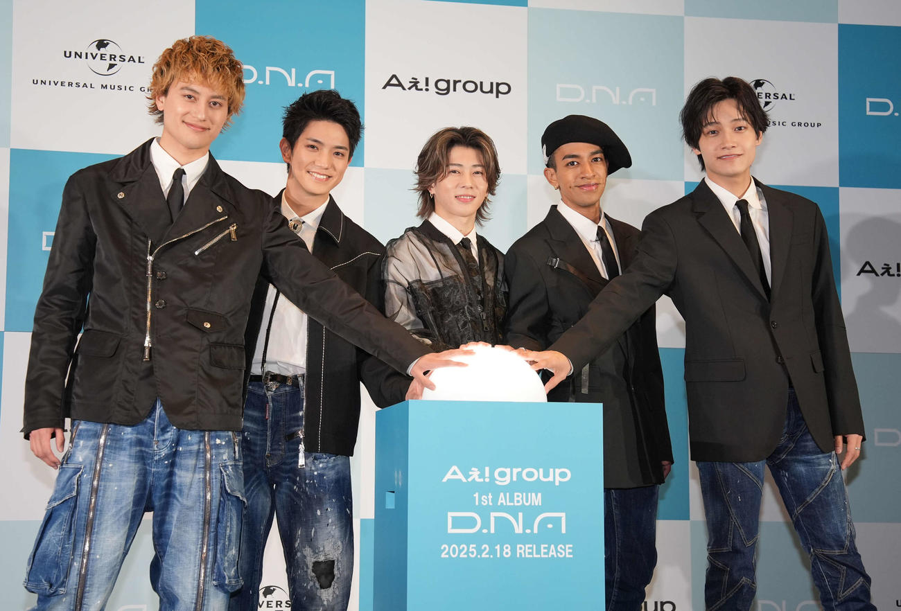 タワー点灯式のフォトセッションに納まるAぇ！group。左から小島健、正門良規、末澤誠也、草間リチャード敬太、佐野晶哉（撮影・鈴木みどり）
