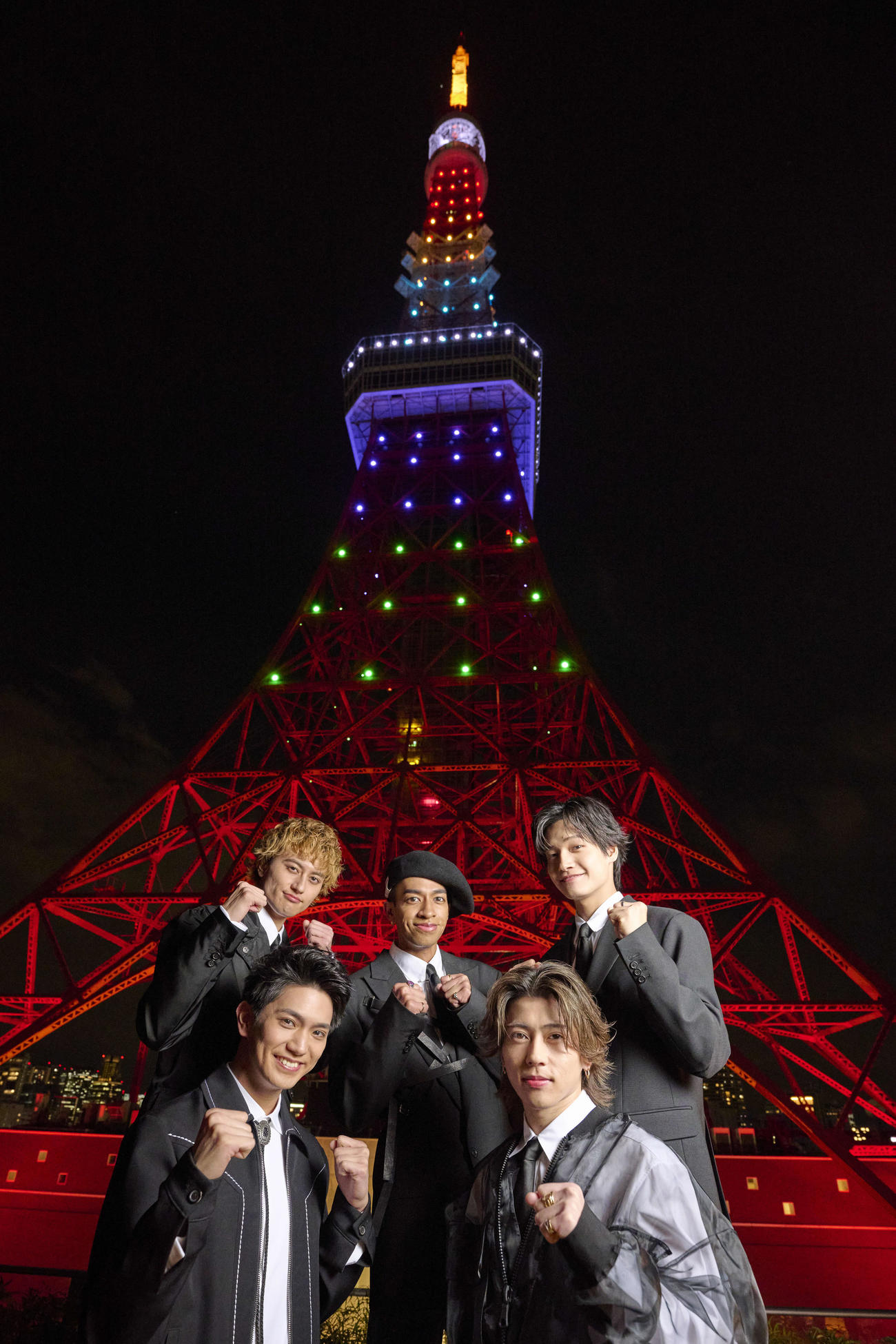 5色に点灯した東京タワーの前で笑顔を浮かべるAぇ！group、前列左から正門良規、末澤誠也、後列左から小島健、草間リチャード敬太、佐野晶哉