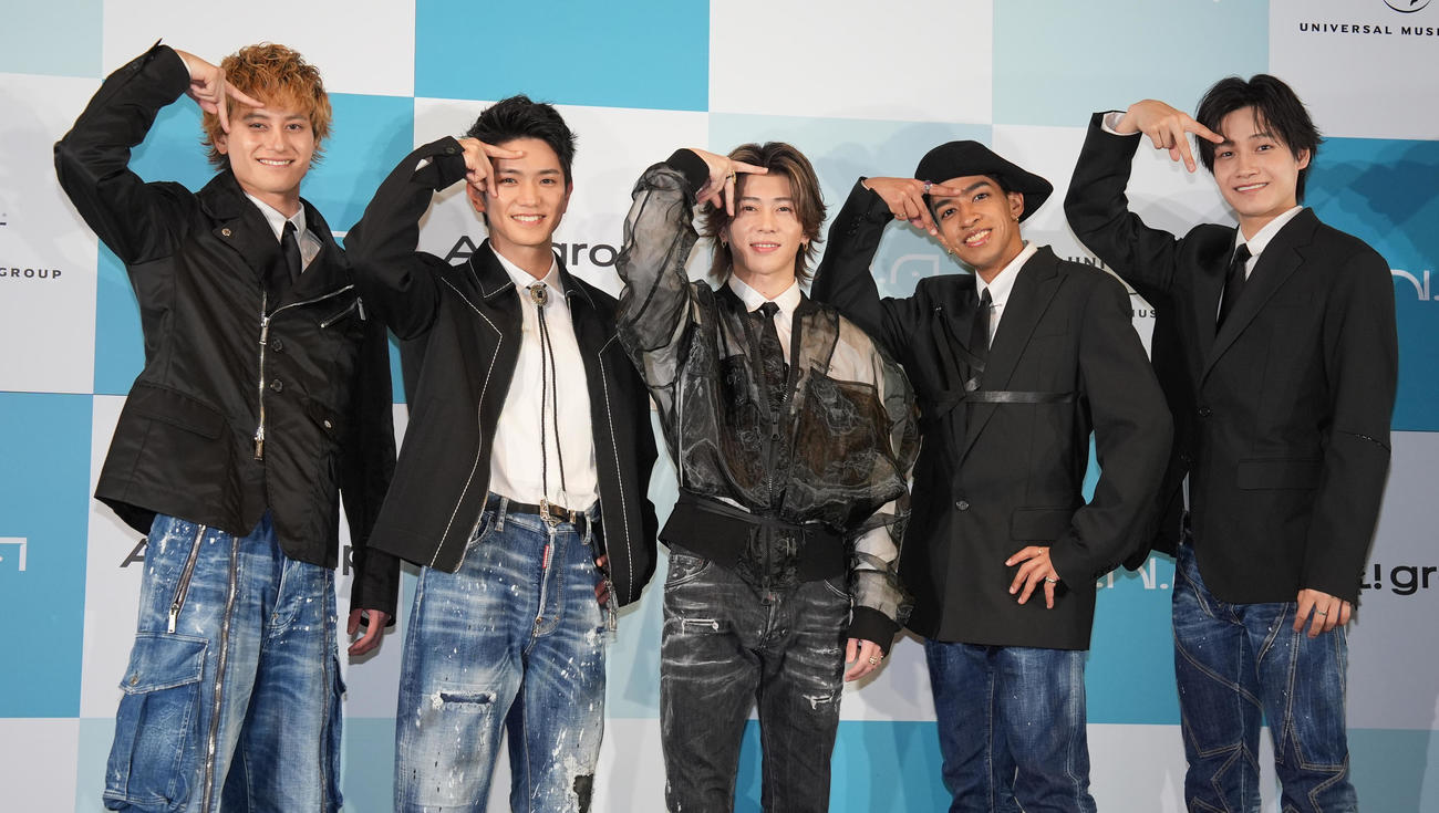 タワー点灯式のフォトセッションに納まるAぇ！group。左から小島健、正門良規、末澤誠也、草間リチャード敬太、佐野晶哉（撮影・鈴木みどり）