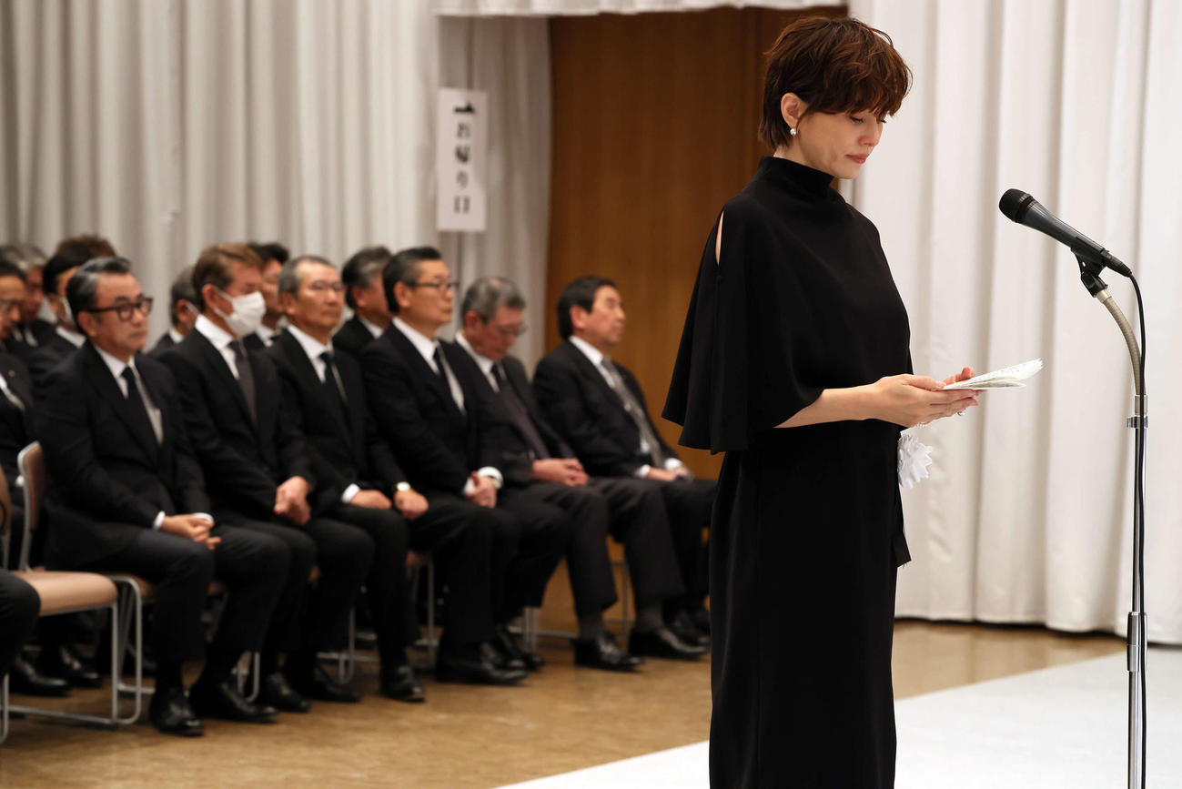 「西田敏行お別れの会」で弔辞を読む米倉涼子