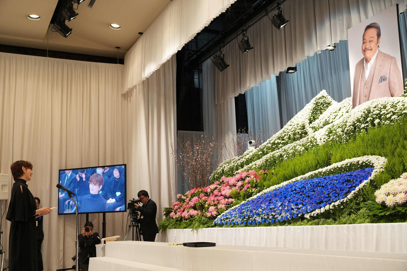 「西田敏行お別れの会」で弔辞を読む米倉涼子