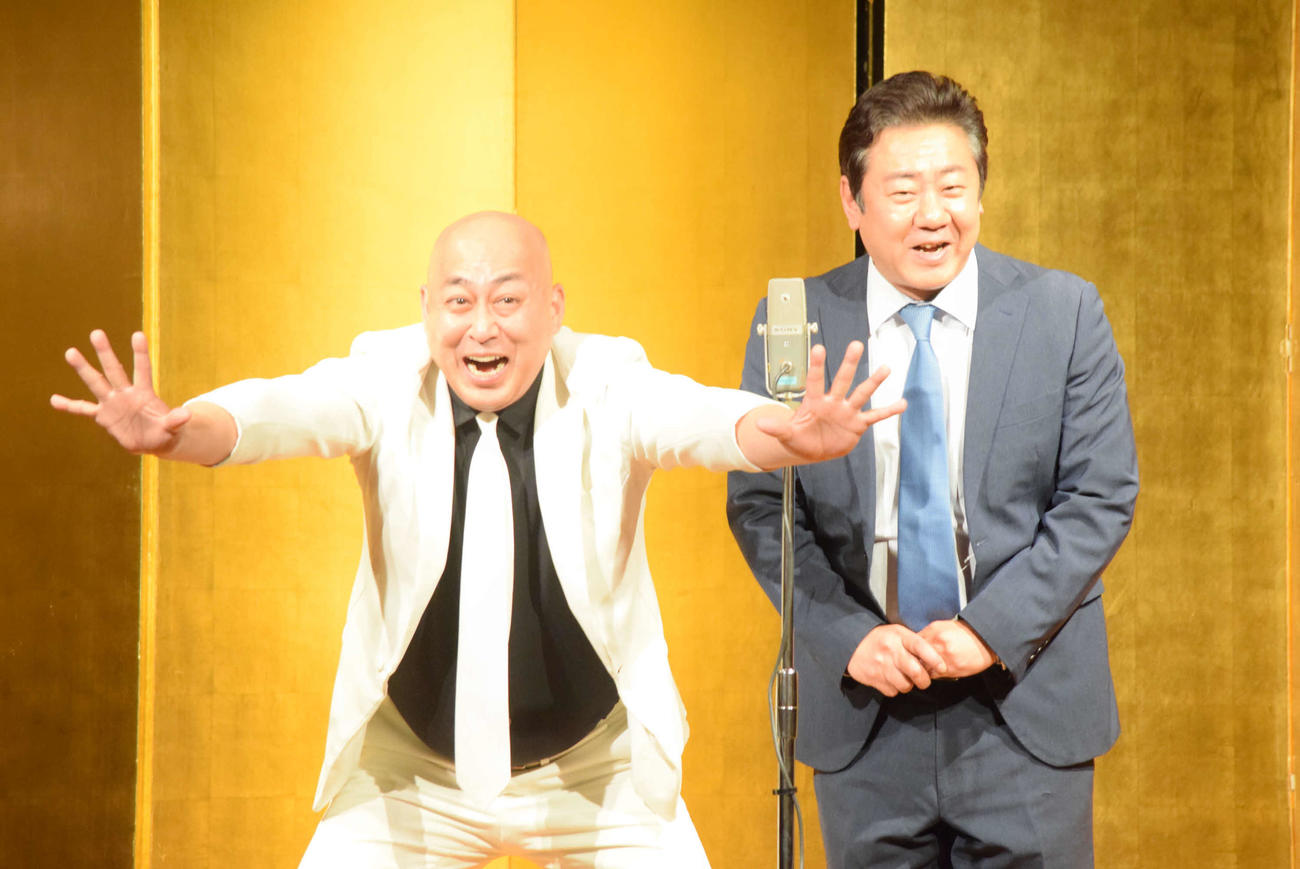 元気に漫才を披露した錦鯉長谷川雅紀（左）と渡邊隆（撮影・阪口孝志）