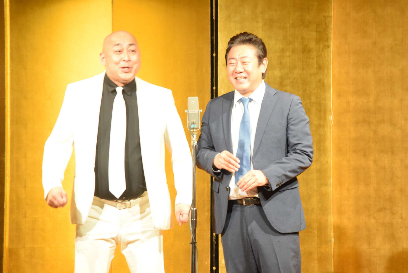 元気に漫才を披露した錦鯉長谷川雅紀（左）と渡邊隆（撮影・阪口孝志）