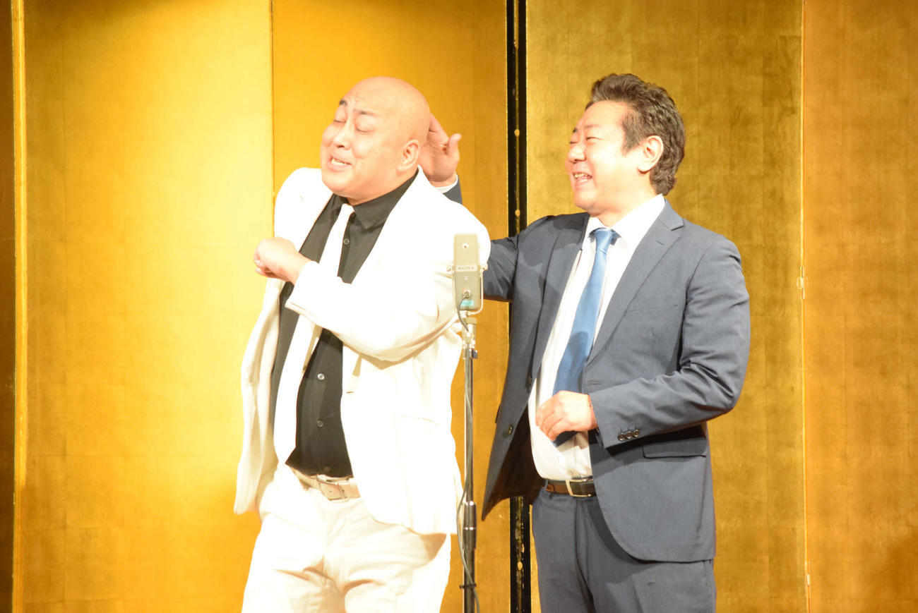 元気に漫才を披露した錦鯉長谷川雅紀（左）と渡邊隆（撮影・阪口孝志）