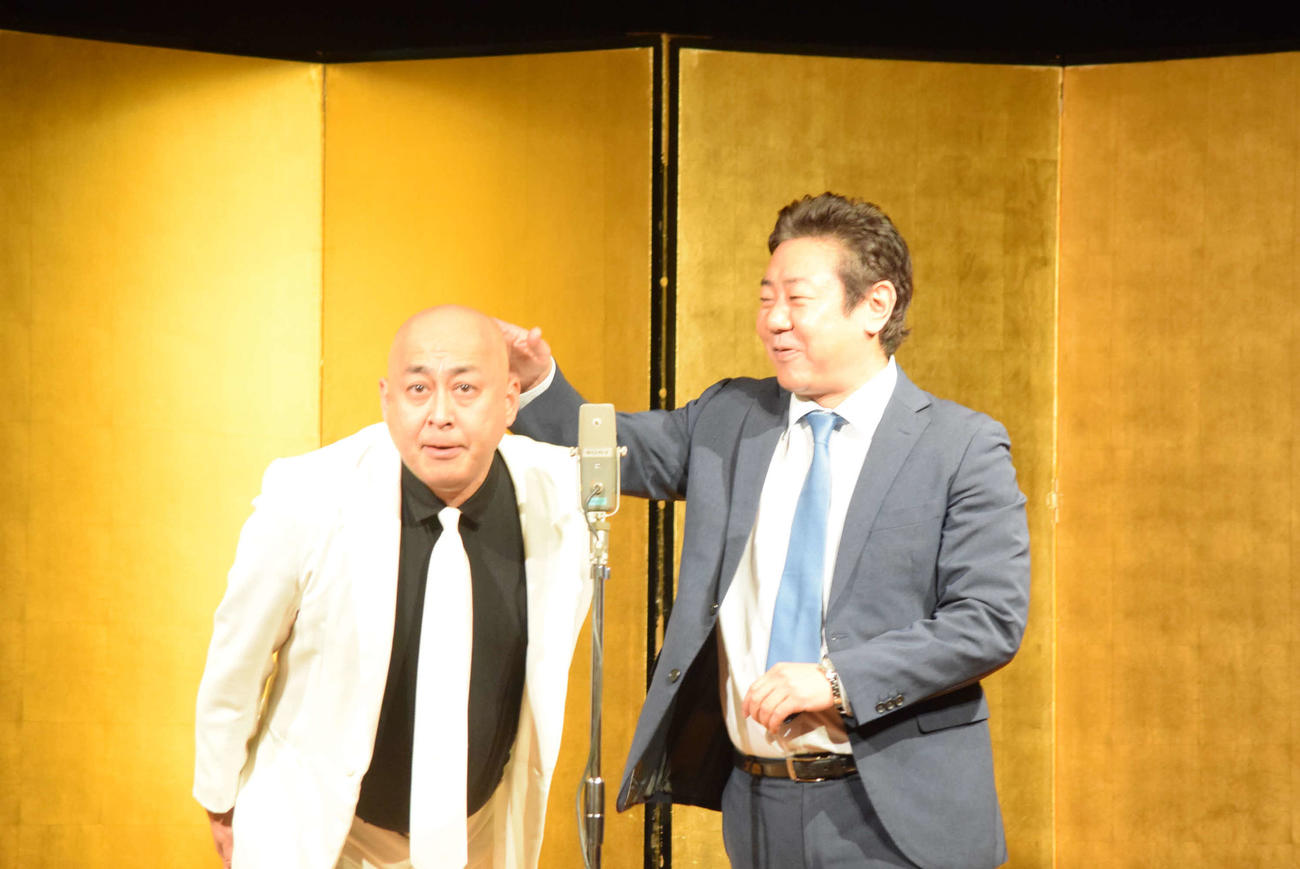 元気に漫才を披露した錦鯉長谷川雅紀（左）と渡邊隆（撮影・阪口孝志）