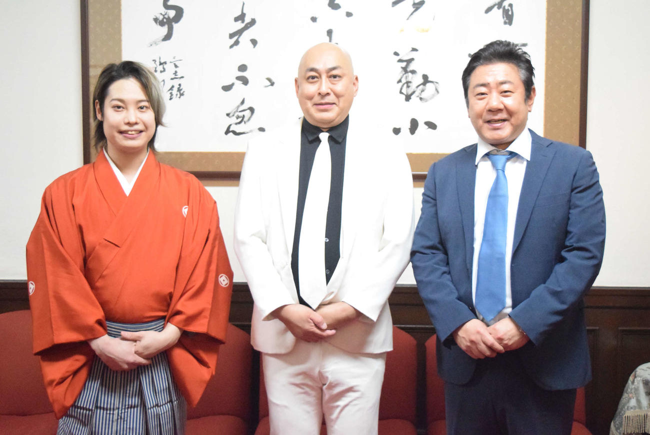 京山幸太（左）の公演にゲスト出演した錦鯉長谷川雅紀（中）と渡邊隆（撮影・阪口孝志）