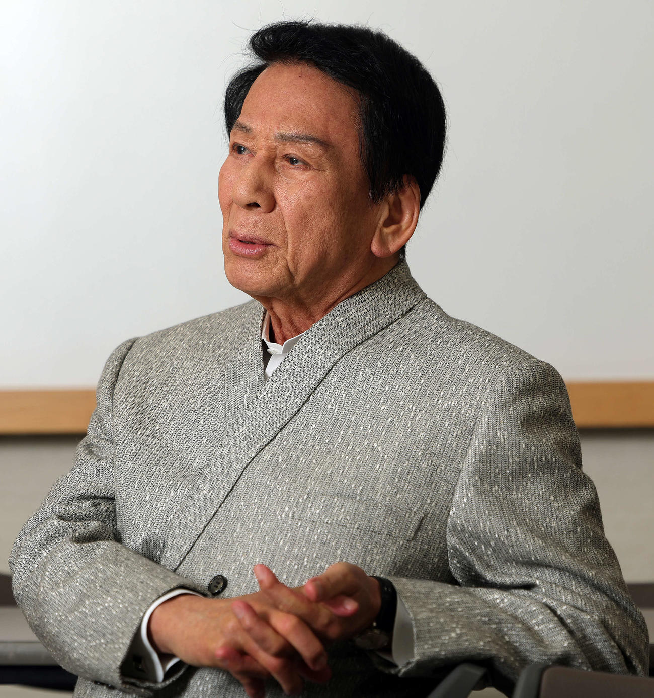 インタビューで厳しい表情をみせる杉良太郎（撮影・野上伸悟）