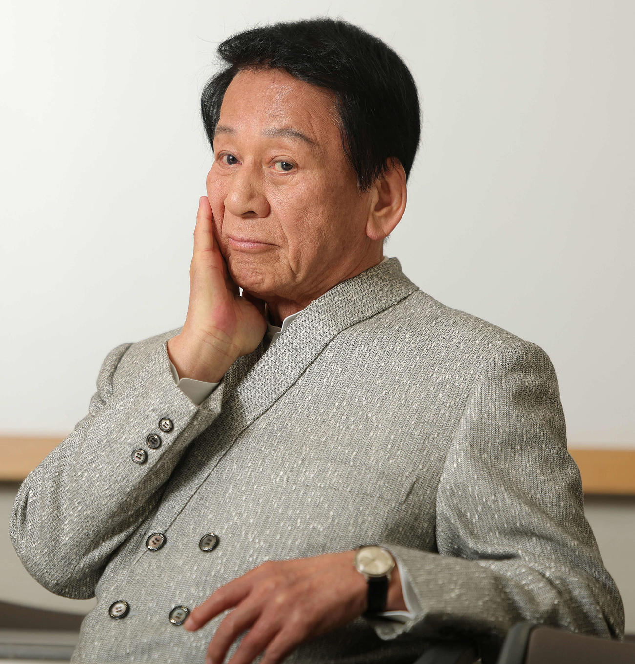 インタビューに応じる杉良太郎（撮影・野上伸悟）