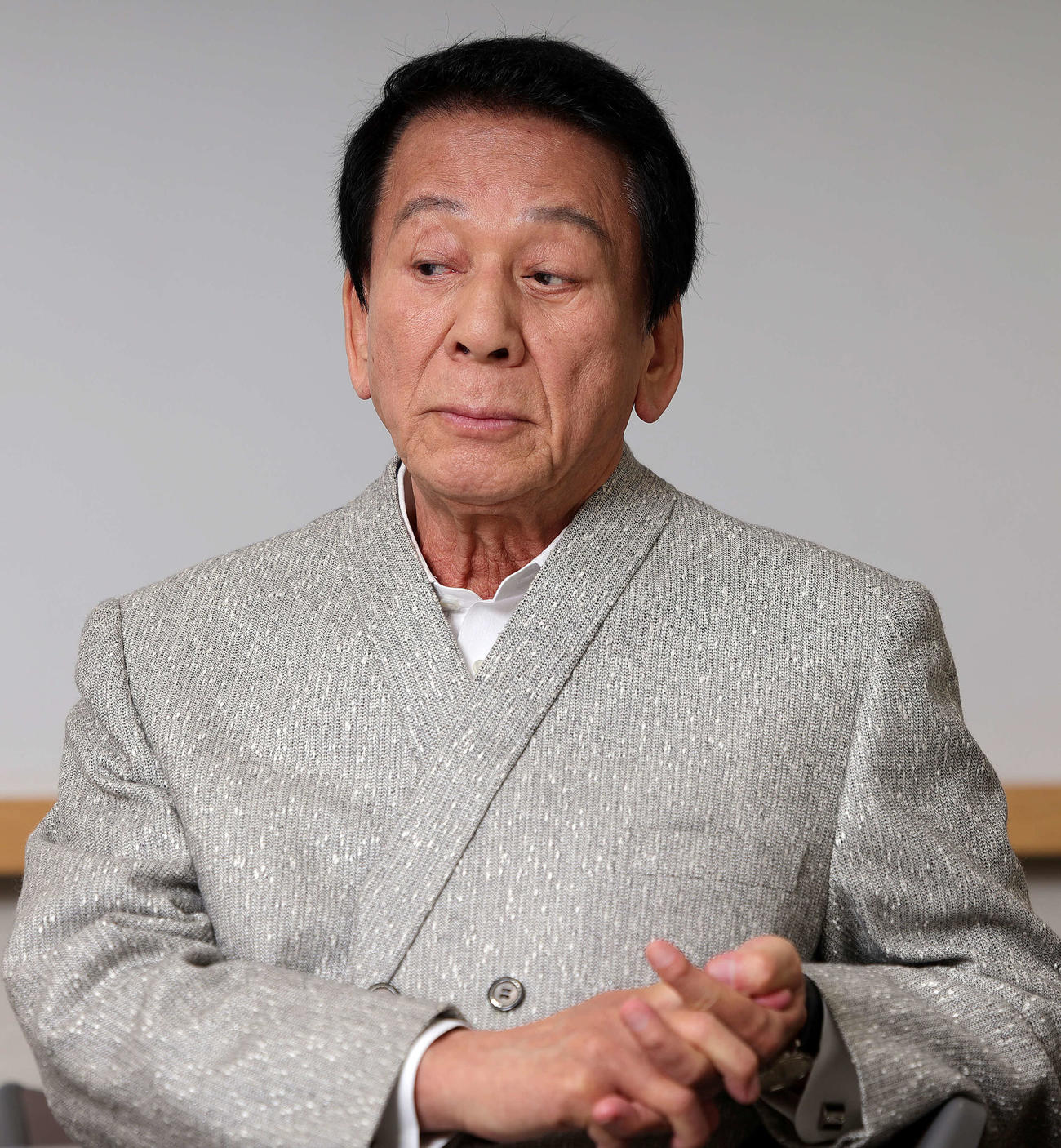 インタビューに応じる杉良太郎（撮影・野上伸悟）