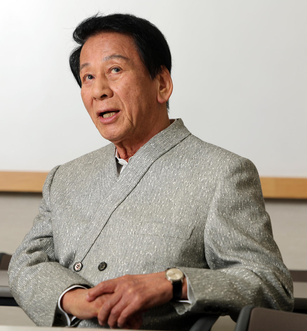 インタビューに応じる杉良太郎（撮影・野上伸悟）