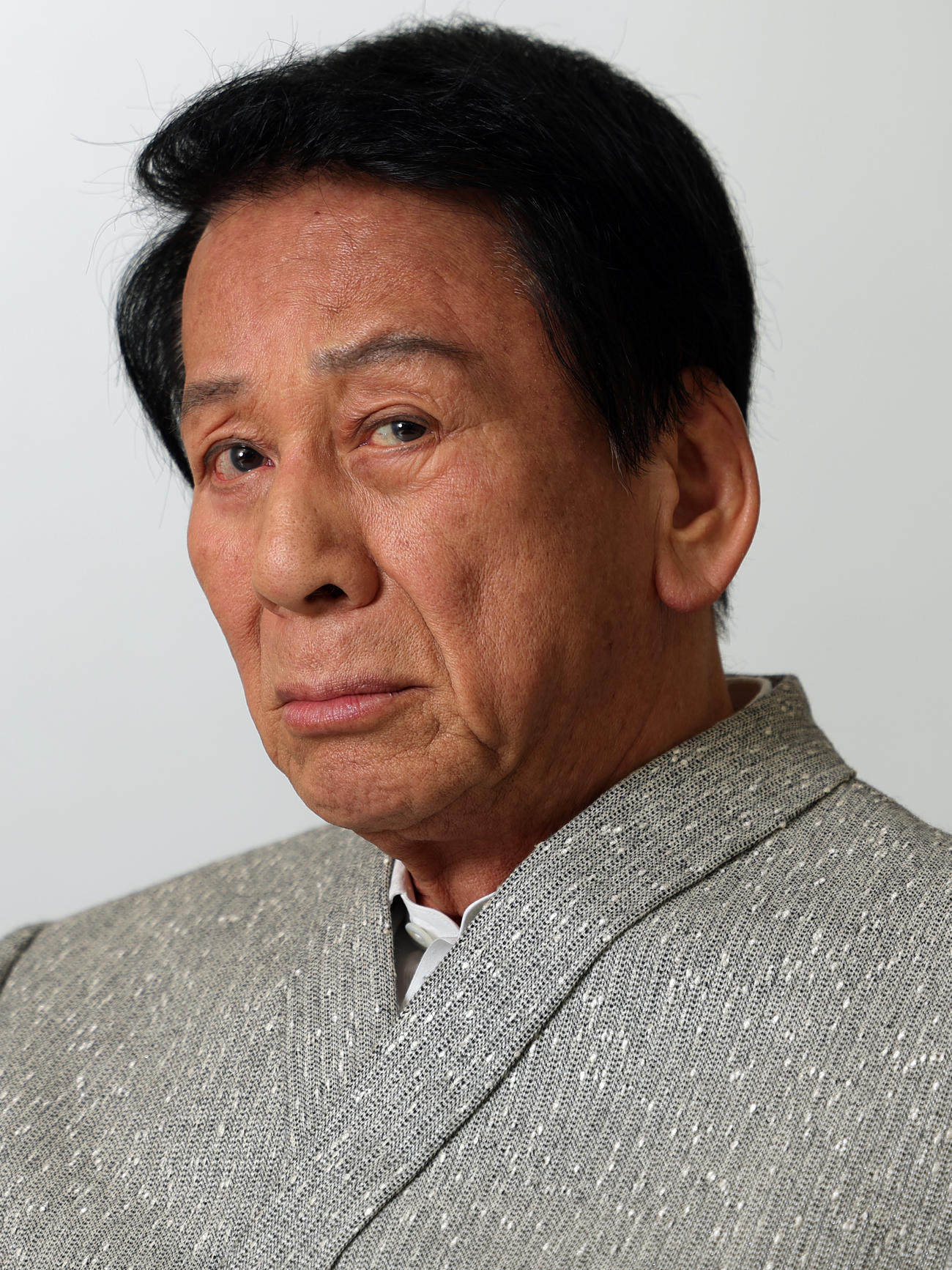 インタビューで厳しい表情をみせる杉良太郎（撮影・野上伸悟）