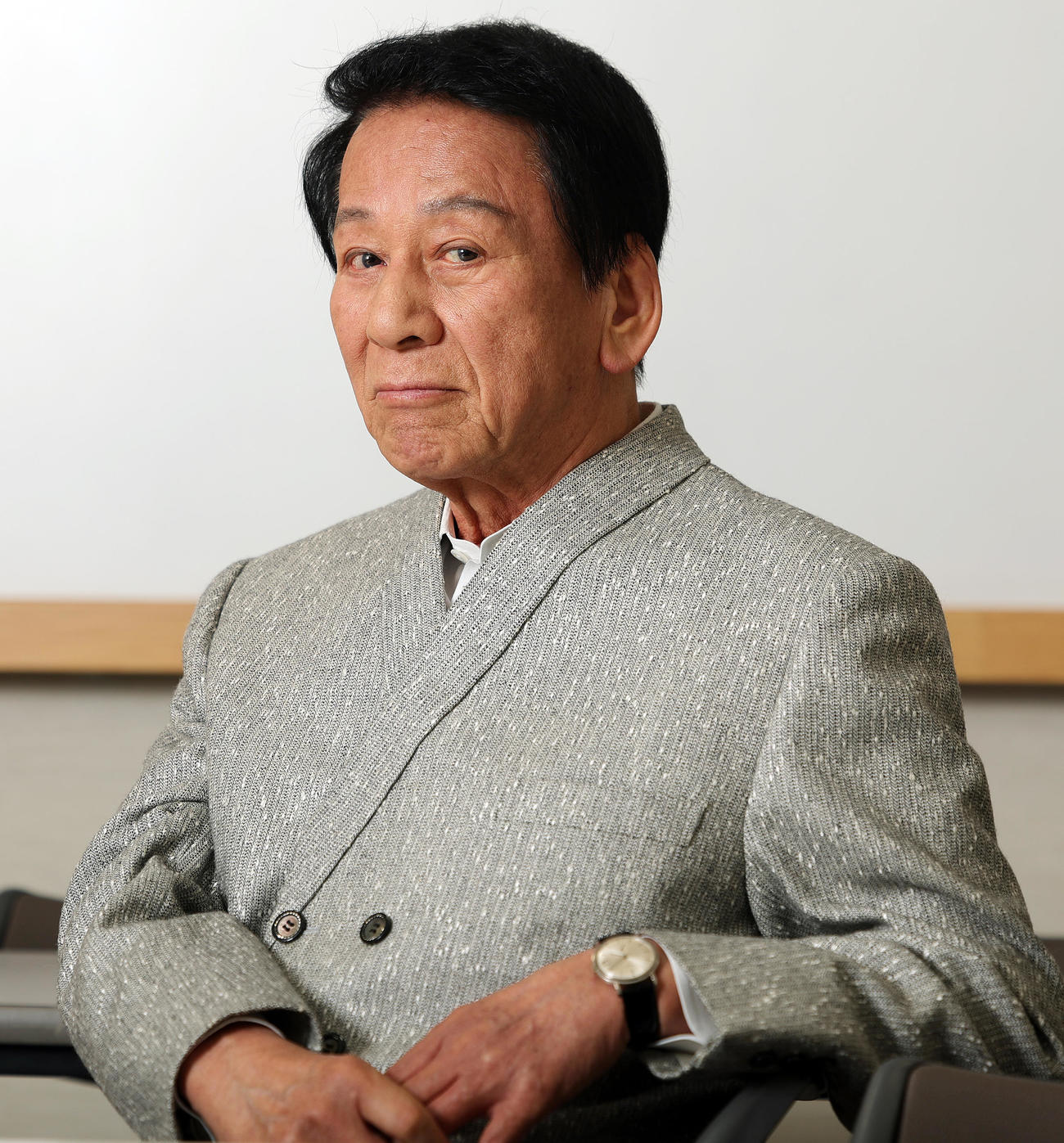 インタビューで厳しい表情をみせる杉良太郎（撮影・野上伸悟）