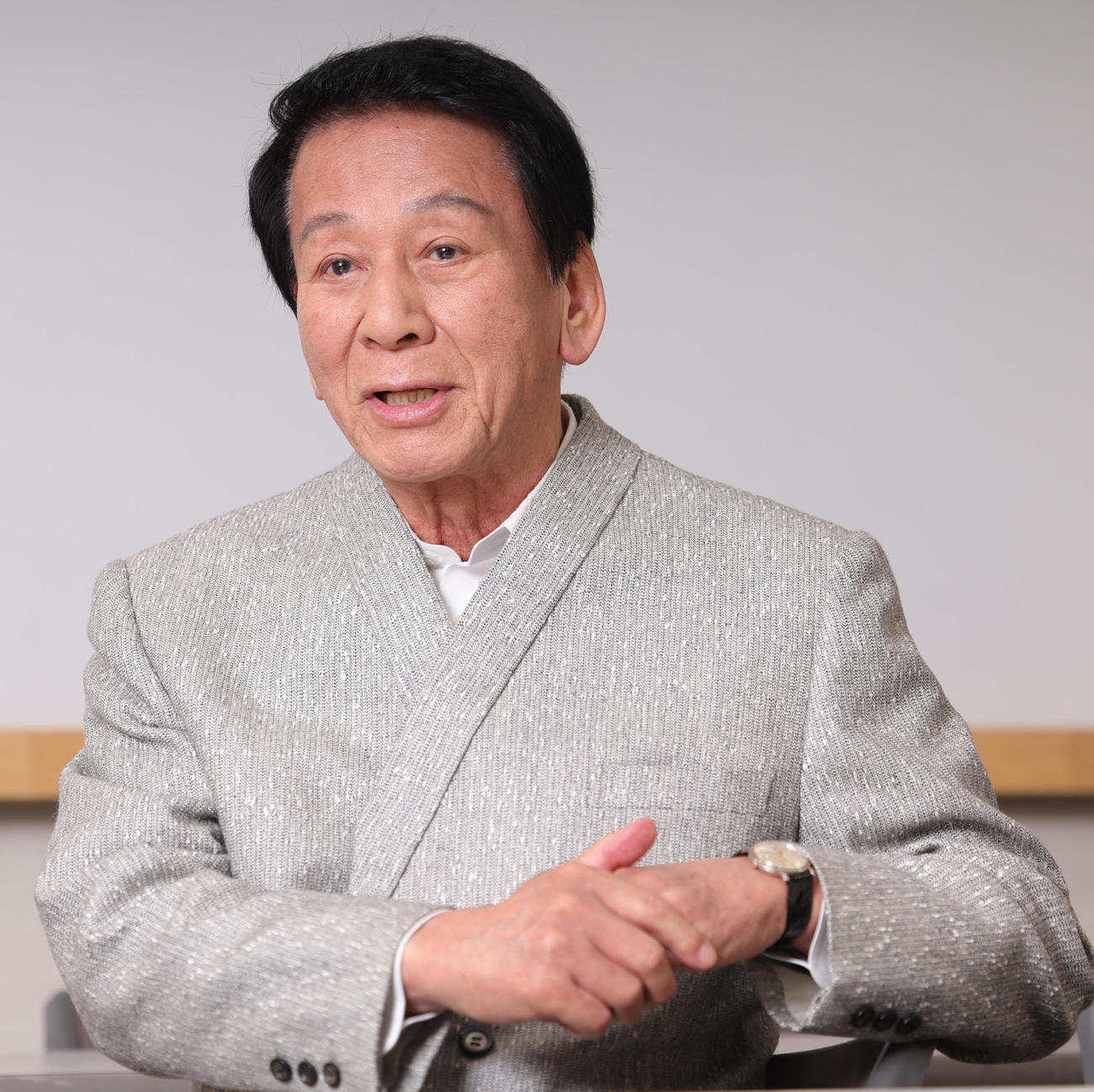インタビューに応じる杉良太郎（撮影・野上伸悟）