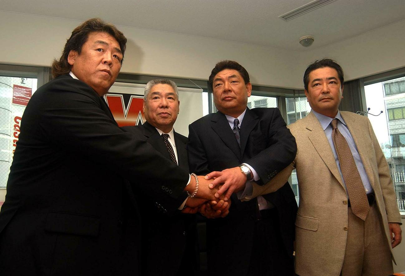 02年11月、新会社WJプロ設立会見で握手する左から長州力、永島勝司専務取締役、福田政二代表取締役、森沢広明相談役