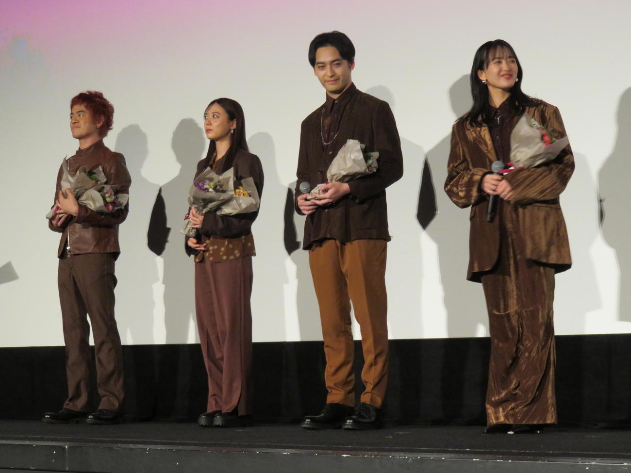 緑黄色社会。左から穴見真吾、peppe、小林壱誓、長屋晴子（2024年12月撮影）