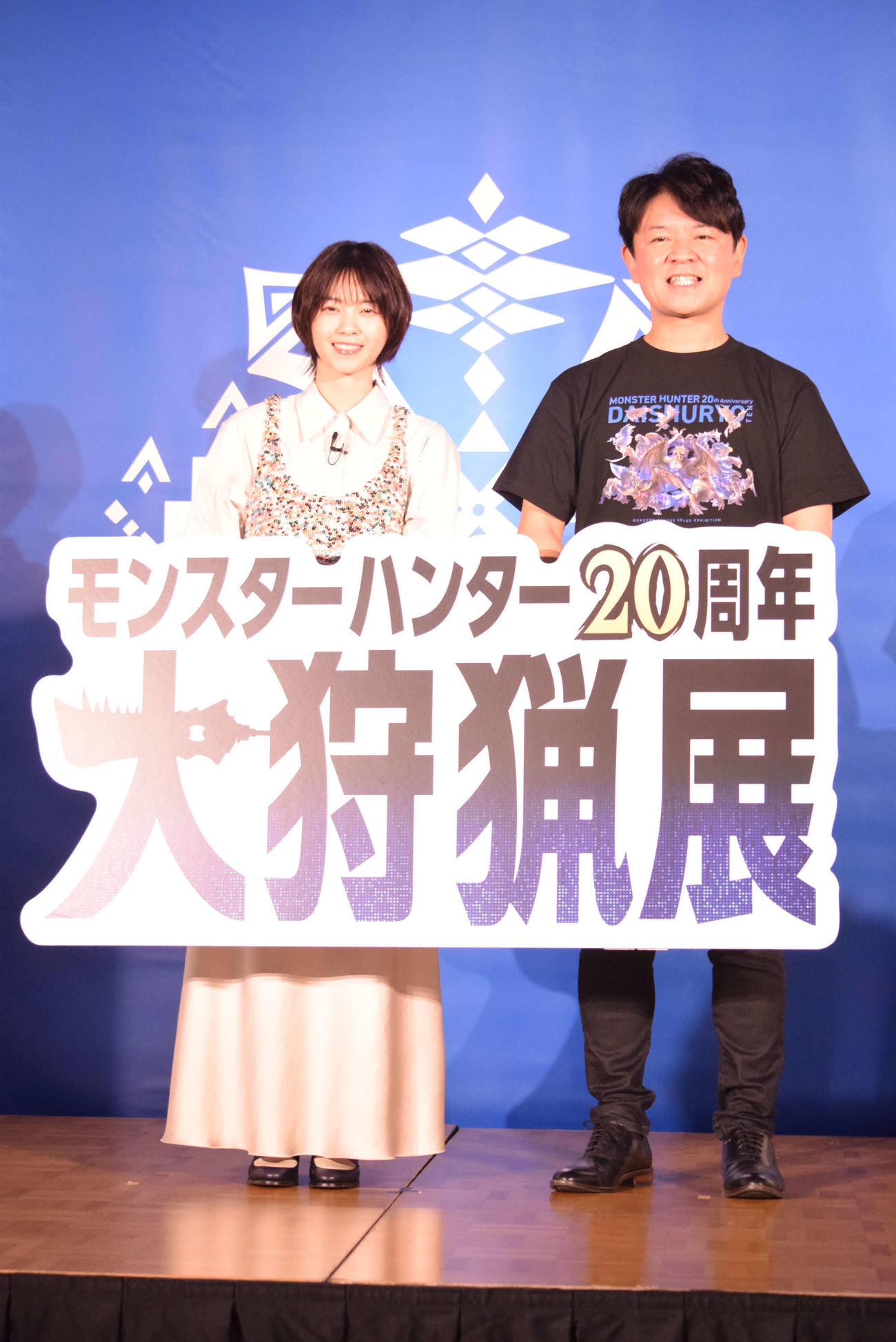 モンスターハンター20周年大狩猟展イベントに登場した西野七瀬（左）と辻本良三カプコン取締役執行役員（撮影・阪口孝志）
