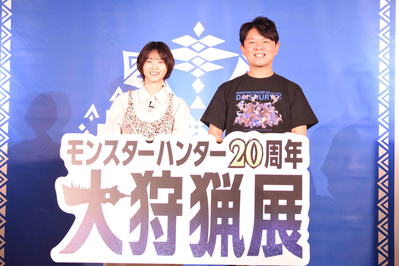 モンスターハンター20周年大狩猟展イベントに登場した西野七瀬（左）と辻本良三カプコン取締役執行役員（撮影・阪口孝志）